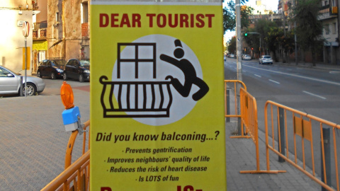 Imagen de uno de los carteles que incitan al 'balconing' - Twitter Imagen de uno de los carteles que incitan al 'balconing' - Twitter