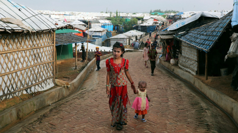 La vida de las niñas rohingya en el campamento de refugiados de Kutupalong en Cox’s Bazar, Bangladesh. / Reuters La vida de las niñas rohingya en el campamento de refugiados de Kutupalong en Cox’s Bazar, Bangladesh. / Reuters