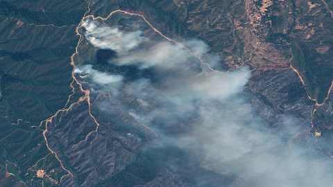 En otros lugares, los incendios, como en América del Norte, son incendios forestales en su mayor parte. Especialmente dramática ha sido la situación en el norte de California, en donde el fuego ha arrasado una gigantesca porción de la masa forestal en