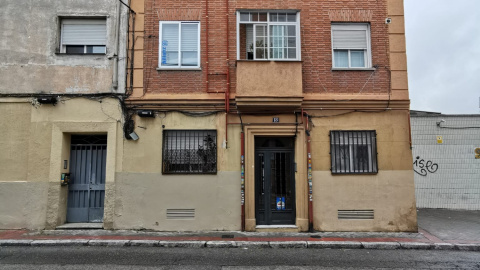 Vista de la fachada del domicilio donde la mujer de 69 años fue asesinada. EFE Vista de la fachada del domicilio donde la mujer de 69 años fue asesinada. EFE