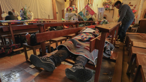 Velatorio de algunas de las víctimas mortales de los disturbios en la refinería de gas de Senkata, en El Alto,el miércoles, en el templo San Francisco de Asís.- EFE/ Martín Alipaz