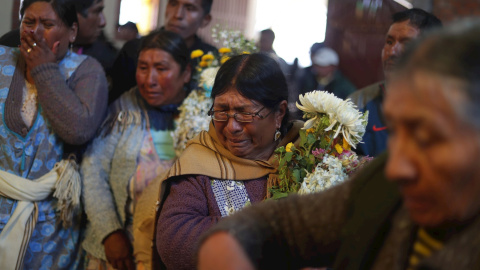 Familiares de los fallecidos durante los disturbios en la ciudad boliviana El Alto asisten al velorio de las víctimas en la parroquia San Francisco de Asis, en la ciudad de El Alto, (Bolivia). Los sucesos se produjeron el martes cuando un escuadrón conf