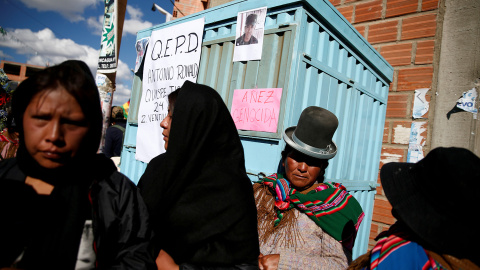 Familiares de uno de los muertos por disparos de las fuerzas de seguridad contra los manifestantes contrarios al Gobierno interino de Bolivia en los alrededores de la planta gasística de Senkata, en El Alto, que se han saldado con al menos ocho muertos.-