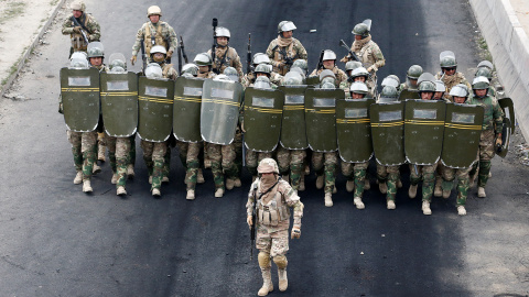 Miembros de las fuerzas de seguridad hacen guardia durante una la protesta de defensores del MAS y el expresidente de bolivia Evo Morales en Senkata, El Alto, el pasado miércoles.- REUTERS / David Mercado
