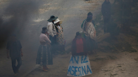 Una manifestante sostiene un pancarta en la que se lee "Añez asesina", acusando de las muertes en el Bolivia a la presidente interina del país, Jeanine, el pasado miércoles en Senkata, El Alto.- REUTERS/David Mercado