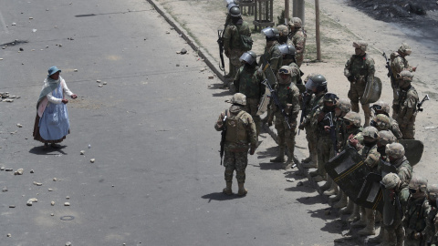 Policías y militares dispersan a manifestantes que protestan en contra del gobierno interino en la región de Senkata a media hora de La Paz, (Bolivia). EFE/Rodrigo Sura