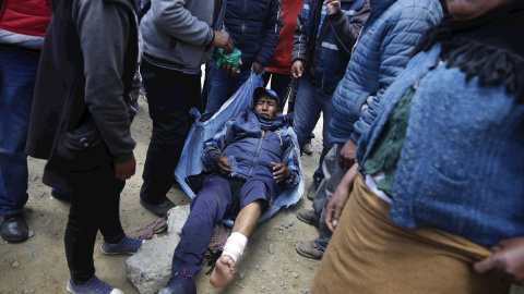 Un manifestante es ayudado durante las protestas de hoy en las afueras de La Paz, (Bolivia). Policías y militares dispersan a manifestantes que protestan en contra del gobierno interino en la región de Senkata a media hora de La Paz, (Bolivia). EFE/Rodr