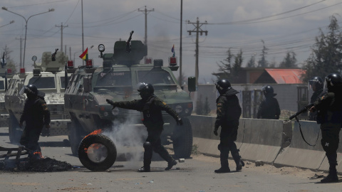 Policías y militares dispersan a manifestantes que protestan en contra del gobierno interino en la región de Senkata a media hora de La Paz, (Bolivia). EFE/Rodrigo Sura
