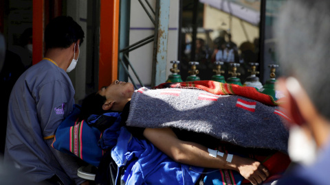 Un hombre herido durante las protestas es transportado al Hospital Holandés de la localidad de El Alto, donde seguirores del expresidente Evo Morales protestan en contra del gobierno interino en la región de Senkata a media hora de La Paz, (Bolivia). EF