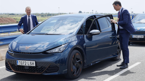El presidente del Gobierno, Pedro Sánchez, (d) y el presidente del Grupo Volkswagen, Herbert Diess, (i) a su llegada a acto de presentación de la nueva gigafactoría de baterías para coches eléctricos que la firma alemana construirá en Sagunto (Valen El presidente del Gobierno, Pedro Sánchez, (d) y el presidente del Grupo Volkswagen, Herbert Diess, (i) a su llegada a acto de presentación de la nueva gigafactoría de baterías para coches eléctricos que la firma alemana construirá en Sagunto (Valen