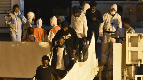 Migrantes desembarcan del Diciotti. donde han permanecido diez días. - EFE Migrantes desembarcan del Diciotti. donde han permanecido diez días. - EFE