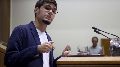La portavoz de Elkarrin Podemos, Lander Martínez, interviene en el Parlamento Vasco en Vitoria donde se celebra el Pleno de Política General. La portavoz de Elkarrin Podemos, Lander Martínez, interviene en el Parlamento Vasco en Vitoria donde se celebra el Pleno de Política General.