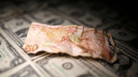 Un billete de 50 liras turcas, sobre varios dólares. REUTERS/Dado Ruvic Un billete de 50 liras turcas, sobre varios dólares. REUTERS/Dado Ruvic