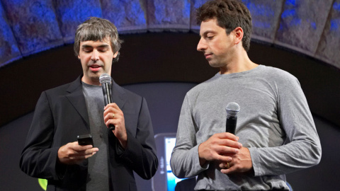 Los fundadores de Google, Larry Page (i.) y Sergey Brin (d.), en una imagen de septiembre de 2008, en la presentación en Nueva York, del primer móvil con el sistema Android. REUTERS/Jacob Silberberg Los fundadores de Google, Larry Page (i.) y Sergey Brin (d.), en una imagen de septiembre de 2008, en la presentación en Nueva York, del primer móvil con el sistema Android. REUTERS/Jacob Silberberg