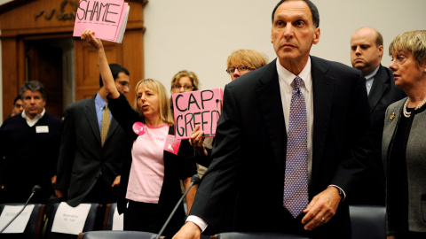 Manifestantes durante la comparecencia del director general del banco de inversiones estadounidense Lehman Brothers, Richard Fuld Jr., antes de que testifique ante el juez, el 6 de octubre de 2008. EFE/ Shawn Thew Manifestantes durante la comparecencia del director general del banco de inversiones estadounidense Lehman Brothers, Richard Fuld Jr., antes de que testifique ante el juez, el 6 de octubre de 2008. EFE/ Shawn Thew