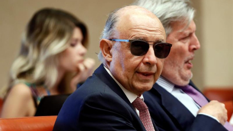 Los diputados del Partido Popular Cristóbal Montoro (i) e Íñigo Méndez de Vigo (d), durante la reunión que la DiputaciónPermanente del Congreso ha celebrado hoy en la Cámara Baja para debatir si, como pide la oposición, el jefe del Ejecutivo, Pedr Los diputados del Partido Popular Cristóbal Montoro (i) e Íñigo Méndez de Vigo (d), durante la reunión que la DiputaciónPermanente del Congreso ha celebrado hoy en la Cámara Baja para debatir si, como pide la oposición, el jefe del Ejecutivo, Pedr