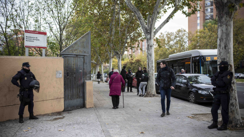 Policías antidisturbios en la puerta del centros de primera acogida de Hortaleza, donde se ha convocado una concentración contra la presencia de los menores migrantes.- JAIRO VARGAS Policías antidisturbios en la puerta del centros de primera acogida de Hortaleza, donde se ha convocado una concentración contra la presencia de los menores migrantes.- JAIRO VARGAS