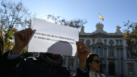 Concentración frente al Tribunal Supremo de Madrid contra el ataque a la libertad de prensa en Baleares que sufrieron los periodistas de Europa Press y el Diario de Mallorca. / EP Concentración frente al Tribunal Supremo de Madrid contra el ataque a la libertad de prensa en Baleares que sufrieron los periodistas de Europa Press y el Diario de Mallorca. / EP