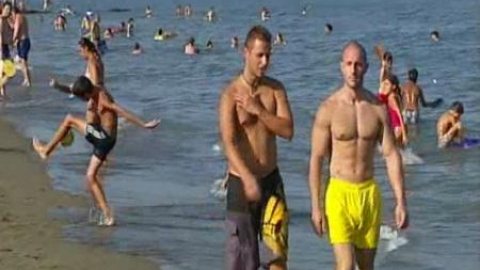 A la playa, que el calor aprieta A la playa, que el calor aprieta