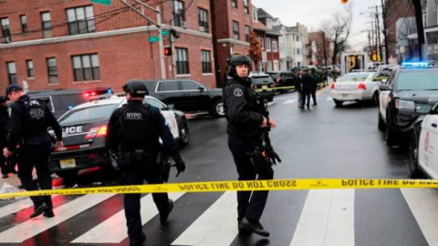 Policías en la calle de Nueva Jersey en la que se produjo el tiroteo./EFE Policías en la calle de Nueva Jersey en la que se produjo el tiroteo./EFE