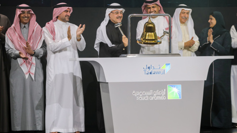 El presidente y consejero delegado de la petrolera Saudi Aramco, Amin H. Nasser, toca la campana en la ceremonia oficial del comienzo de cotizaciónm de la compañía estatal árabe en la Bolsa de Riad. REUTERS