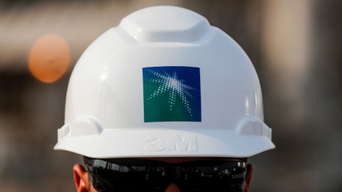 El logo de la petrolera Saudi Aramco, en el caso de un trabajador, en sus instalaciones de Abqaiq (Arabia Saudí). REUTERS/Maxim Shemetov
