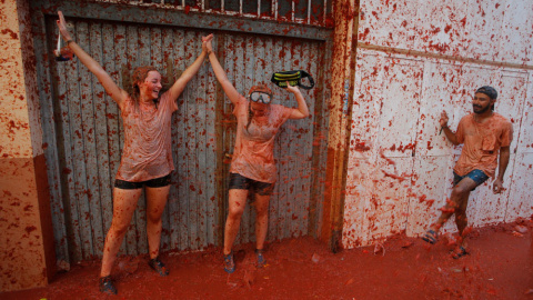 29/08/2018 Varios jóvenes participan en la Tomatina de Bunyol. REUTERS/Heino Kalis