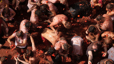 29/08/2018 Varios jóvenes participan en la Tomatina de Bunyol. REUTERS/Heino Kalis