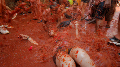 29/08/2018 Varios jóvenes participan en la Tomatina de Bunyol. REUTERS/Heino Kalis