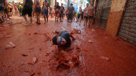 29/08/2018 Varios jóvenes participan en la Tomatina de Bunyol. REUTERS/Heino Kalis