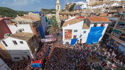 29/08/2018.. El centro de Buñol ha comenzado ya a teñirse de rojo con el lanzamiento desde varios camiones de los 145.000 kilos de tomate con los que 20.000 personas lucharán durante una hora hasta la extenuación festiva en la Tomatina de este pueblo 