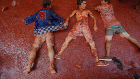 29/08/2018 Varios jóvenes participan en la Tomatina de Bunyol. REUTERS/Heino Kalis