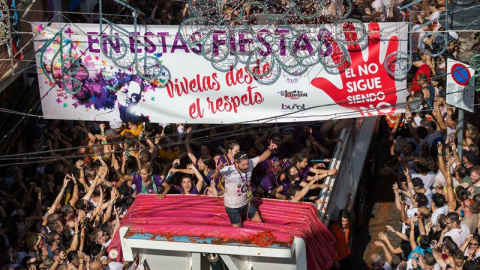 29/08/2018.. El centro de Buñol ha comenzado ya a teñirse de rojo con el lanzamiento desde varios camiones de los 145.000 kilos de tomate con los que 20.000 personas lucharán durante una hora hasta la extenuación festiva en la Tomatina de este pueblo 