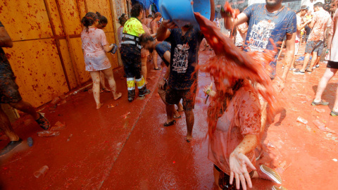 29/08/2018 Varios jóvenes participan en la Tomatina de Bunyol. REUTERS/Heino Kalis