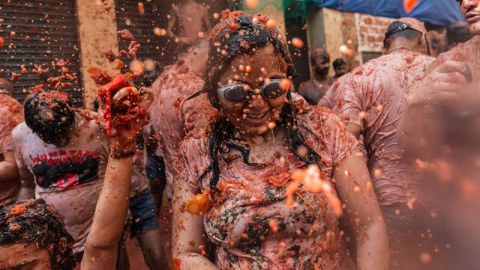 29/08/2018.. Más de 20.000 personas han participado en la tradicional fiesta de "La Tomatina" lanzándose 145.000 kilos de tomates en la localidad valenciana de Buñol donde los participantes se someten a una lluvia de tomates durante el kilómetro que t