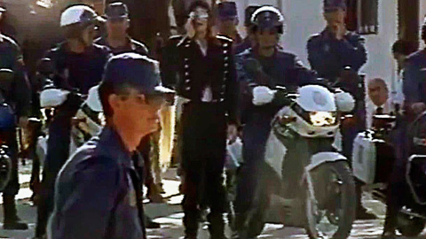 Imagen tomadas de un video inédito que la Policía Nacional española publicó coincidiendo con el que habría sido el 60 aniversario del nacimiento de Michael Jackson, en su cuenta de Twitter en el que el cantante camina acompañado de numerosos agentes Imagen tomadas de un video inédito que la Policía Nacional española publicó coincidiendo con el que habría sido el 60 aniversario del nacimiento de Michael Jackson, en su cuenta de Twitter en el que el cantante camina acompañado de numerosos agentes