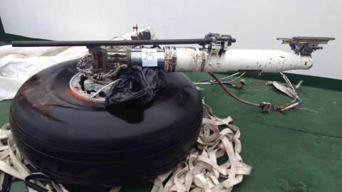 Fotografía cedida este jueves por la FACh que muestra parte del tren de aterrizaje encontrado el mar de Drake. EFE Fotografía cedida este jueves por la FACh que muestra parte del tren de aterrizaje encontrado el mar de Drake. EFE