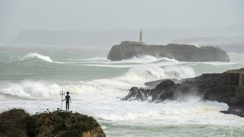 El fuerte oleaje golpea la costa de Santander./Román G. Aguilera (EFE)