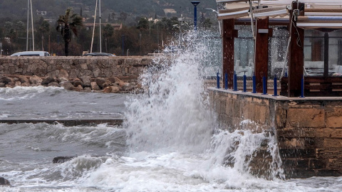 Una ola rompe en el puerto de Andrach (Mallorca) durante la tormenta este viernes. En Baleares se ha activado la alerta amarilla por el viento, que puede alcanzar los 80 kilómetreos por hora./ Cati Cladera (EFE)