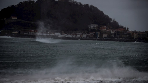 En la boya de San Sebastián se han registrado olas de hasta 8,5 metros de altura./ Javier Etxezarreta (EFE)