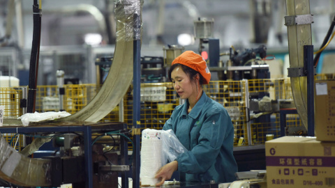 Una mujer trabaja en una línea de producción de una fábrica vajillas de papel en Hangzhou, provincia de Zhejiang, China. REUTERS Una mujer trabaja en una línea de producción de una fábrica vajillas de papel en Hangzhou, provincia de Zhejiang, China. REUTERS