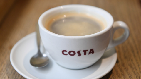 Una taza de café es fotografiada en una tienda de Costa Coffe, en Londres, Reino Unido. EFE/ Facundo Arrizabalaga Una taza de café es fotografiada en una tienda de Costa Coffe, en Londres, Reino Unido. EFE/ Facundo Arrizabalaga