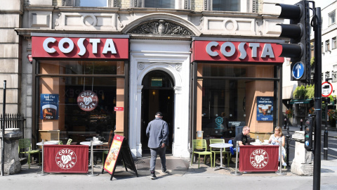Un cliente entra en una tienda de Costa Coffe, en Londres. EFE/ Facundo Arrizabalaga Un cliente entra en una tienda de Costa Coffe, en Londres. EFE/ Facundo Arrizabalaga