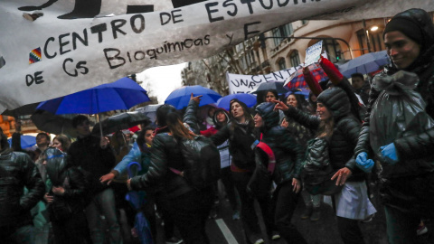 Manifestantes argentinos protestan la falta de acuerdo en el Gobierno sobre la universidad pública - EFE/David Fernández
