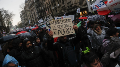 "La universidad pertenece al pueblo" clama otra de las pancartas que se pudieron leer ayer en Buenos Aires a lo largo de la tarde - EFE/David Fernández