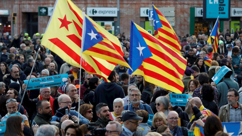 18/12/2019.- Manifestantes en los aledaños del Camp Nou. / EFE - TONI ALBIR