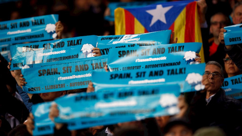 18/12/2019.-.Miles de aficionados levantan pancartas el Camp Nou. / EFE - ALEJANDRO GARCÍA