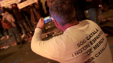 Un hombre porta una camiseta en la que se lee: "Soy catalán y no un español de mierda. Viva Catalunya". EFE/Marta Pérez