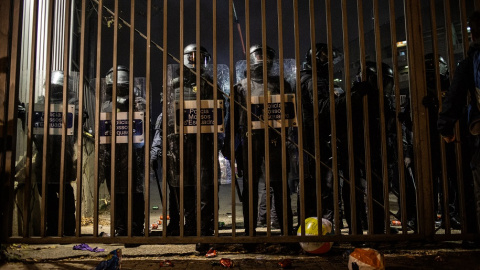 Los Mossos d'Esquadra en el Camp Nou durante los disturbios de la manifestación de Tsunami Democràtic. EUROPA PRESS