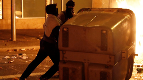 Manifestantes queman un contenedor en los aledaños del Camp Nou. EFE/Toni Albir